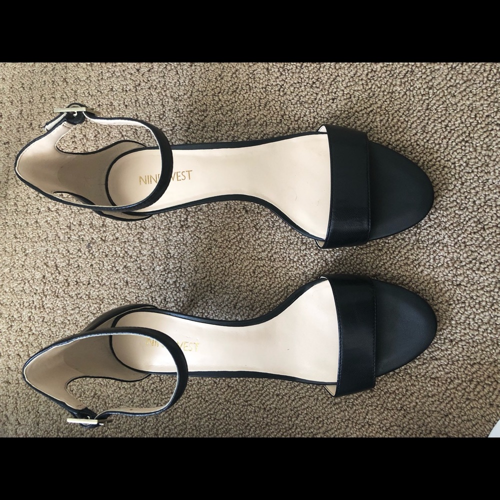 Size 8 Nine West kitten heels